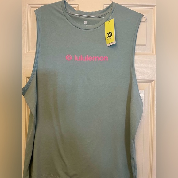 NWT- WOMENS GRAPHIC SLEEVELESS
XL- SAGE GREEN - Picture 5 of 9